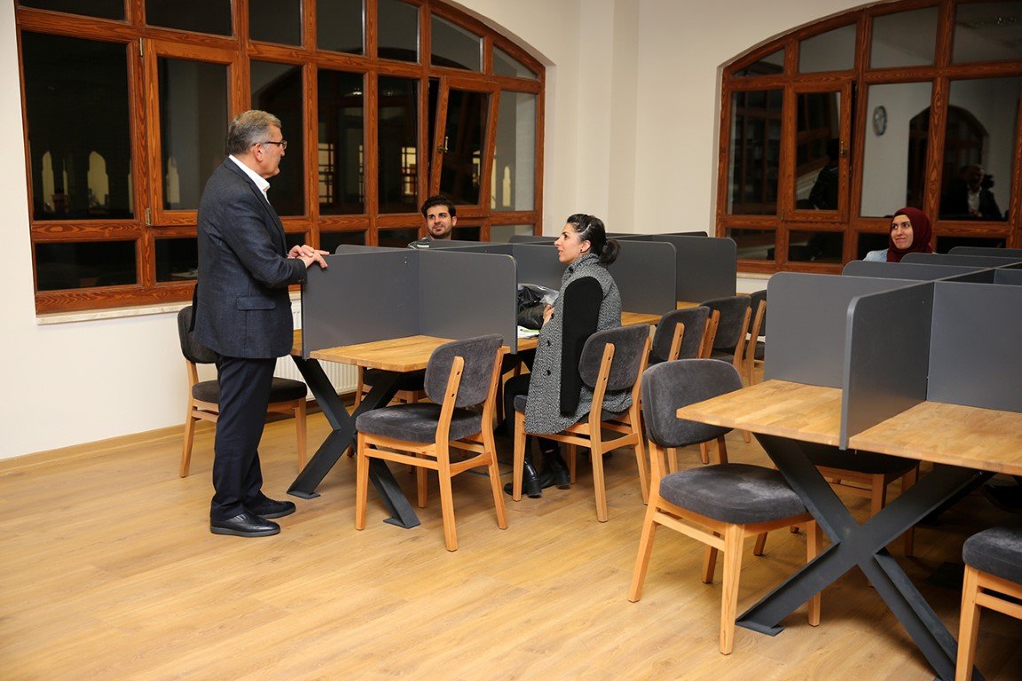 Hiç kapanmayan kütüphane hizmete başladı