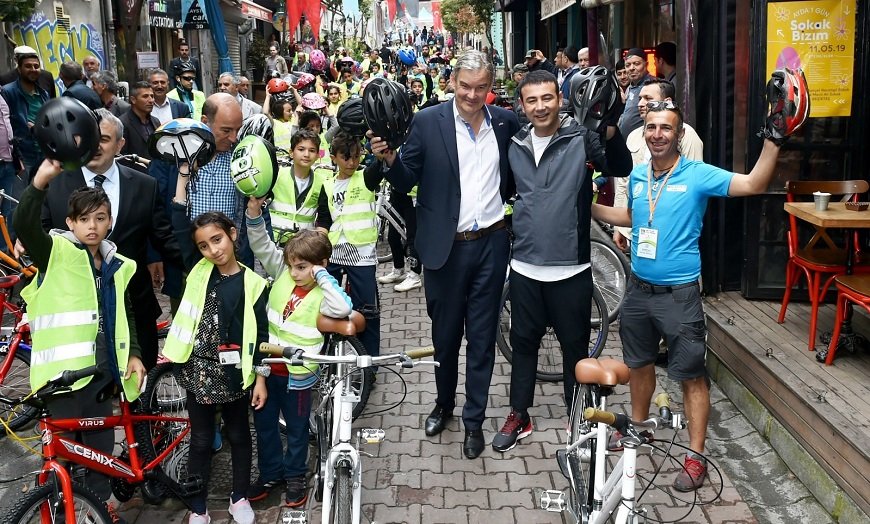 Ayda Bir Gün Sokak Bizim