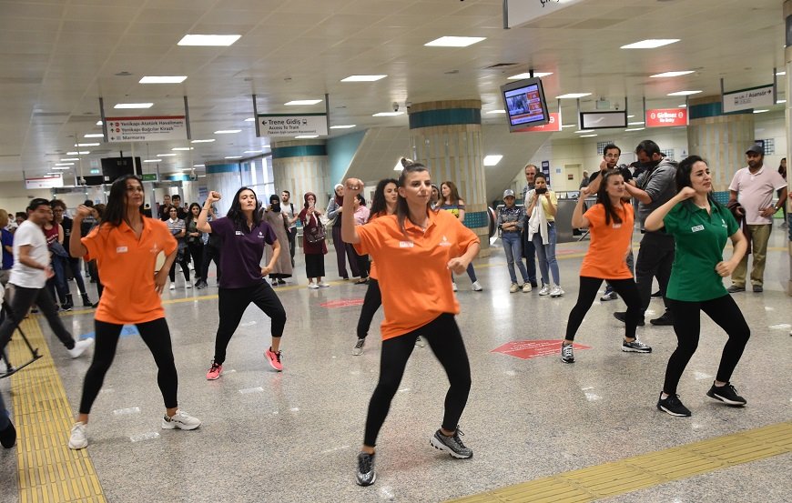 İstanbul metrosu spor dolu