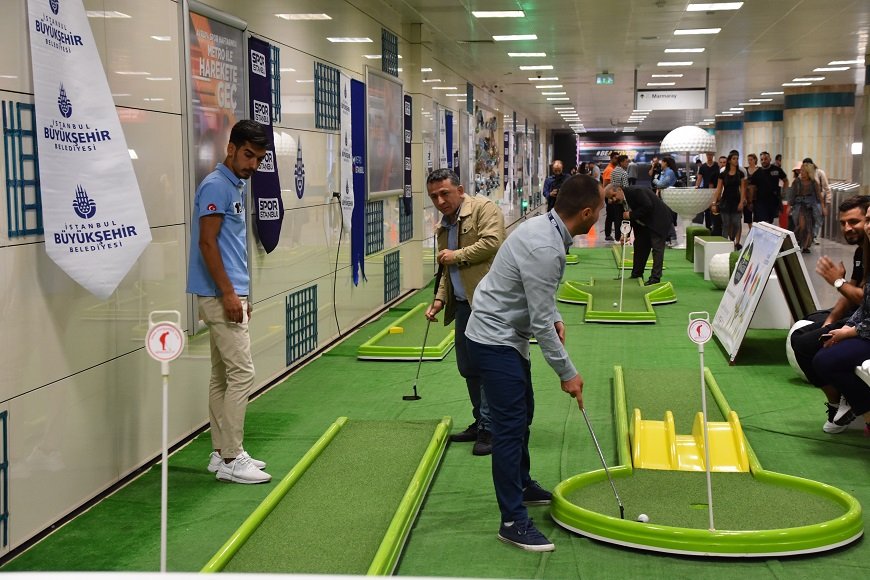 İstanbul metrosu spor dolu