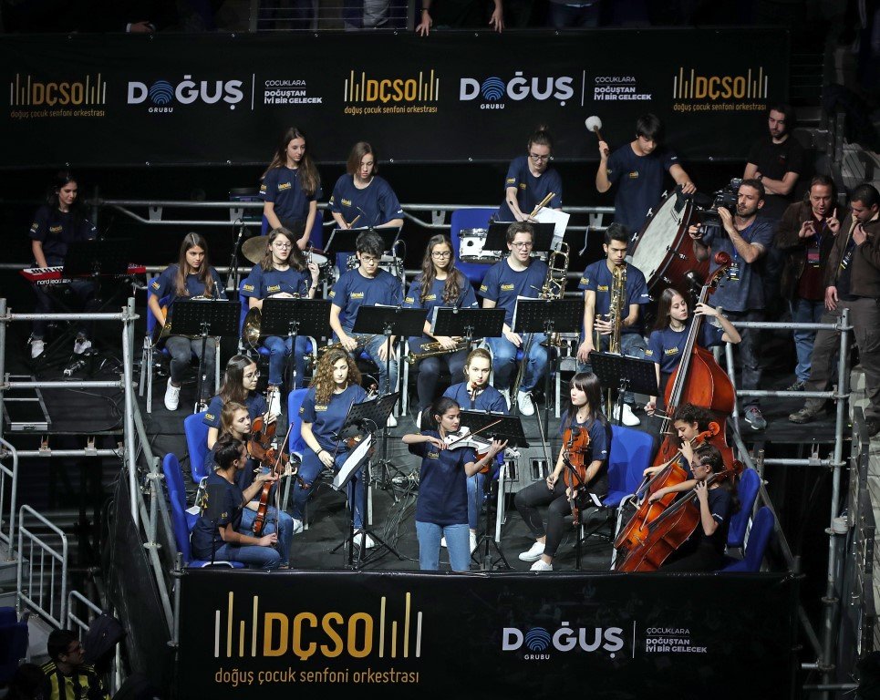 Fenerbahçe Doğuş-Barcelona maçı öncesi Doğuş Çocuk Senfoni Orkestrası’ndan konser