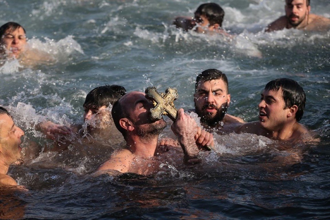 Hz. İsa’nın doğumu haç çıkarma töreniyle kutlandı