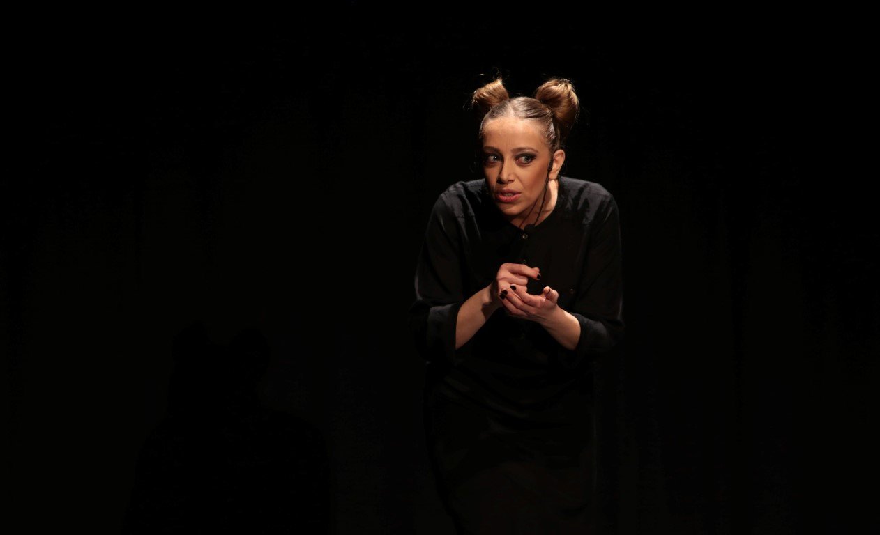 Ece Ercan, “Tek Dişilik Gösteri” ile Kadıköy Bahane Kültür’de