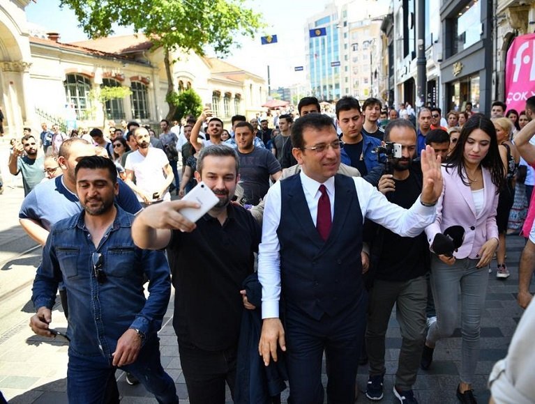 İstiklal Caddesi’nde İmamoğlu İzdihamı