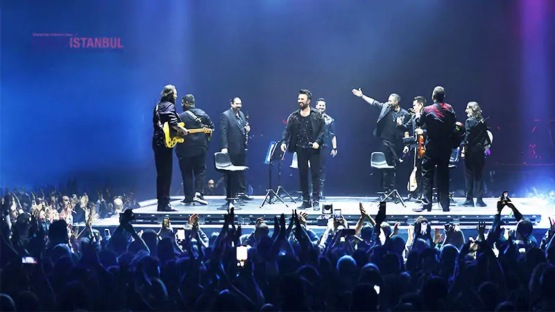 Tarkan İstanbul’da hayranlarıyla kucaklaştı