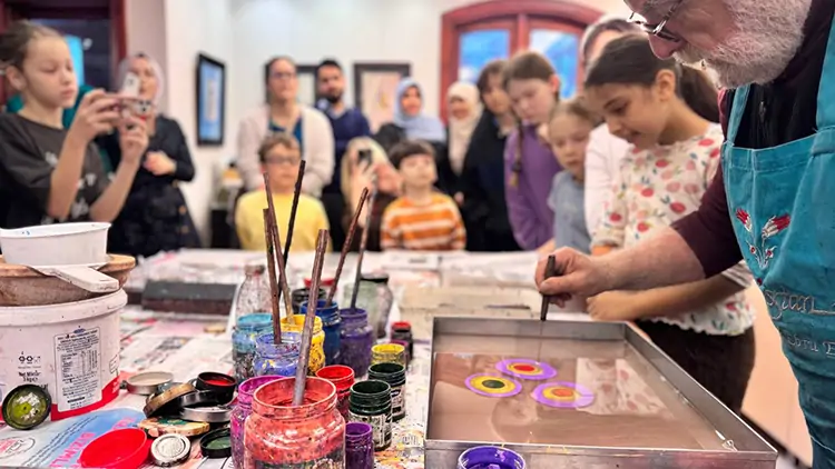 Diplomatların çocuklarının ebru sanatını tanıması için etkinlik düzenlendi