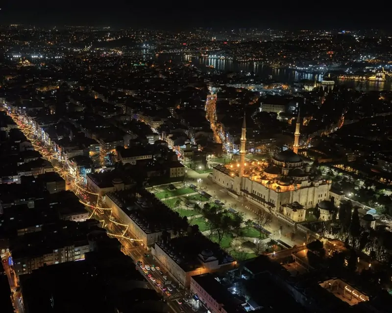Fatih Ramazan ayına özel mahya ışıklarıyla donatıldı