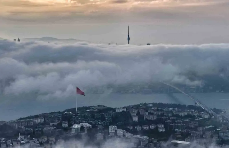 İstanbul sabaha sisle uyandı, sanat eseri görüntüler ortaya çıktı