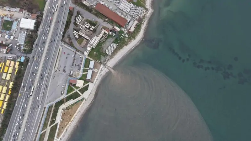 Kontrolsüz atık sular Marmara Denizi’nin rengini değiştiriyor