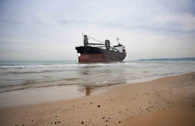 Sarıyer’de karaya oturan ‘Razouk’ gemisini kurtarma çalışmaları sürüyor
