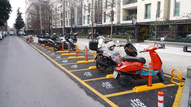 Şişli Belediyesi motosikletler için özel park alanları inşa ediyor