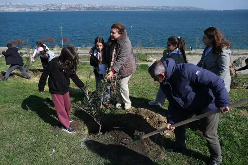 Büyükçekmeceli gençler Orman Haftası’nda 100 fidan dikti