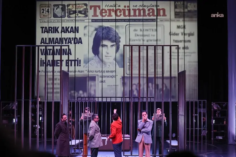 “Anne Kafamda Bit Var”ın tiyatro oyunu prömiyerini yaptı