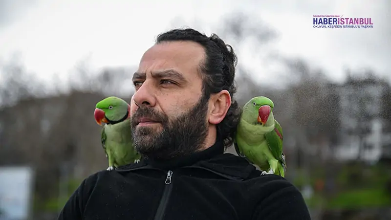 Yavruyken sahiplendiği papağanları yanından ayırmıyor