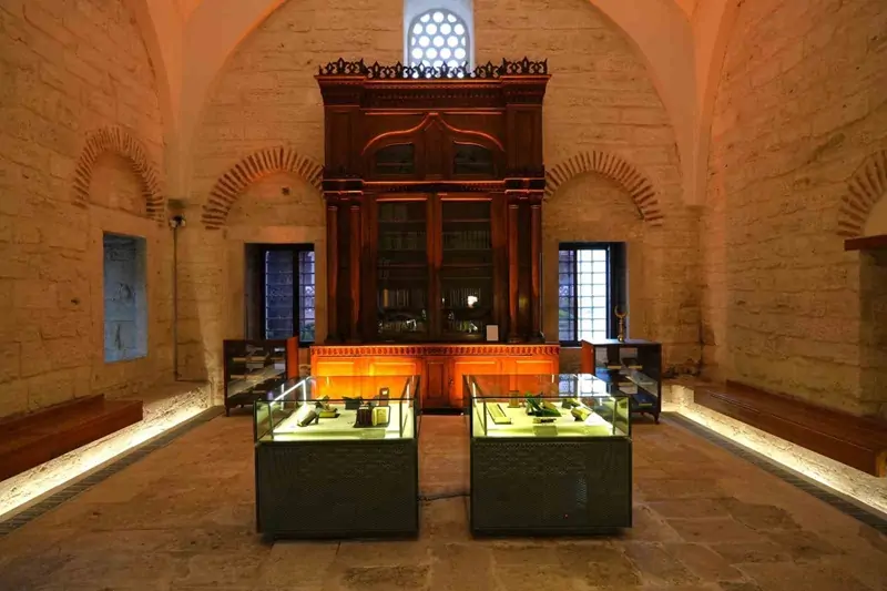 142 yıllık kitaplık Fatih’teki kütüphanede sergileniyor